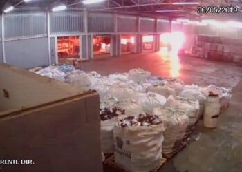 Vídeos mostram explosão em empresa de reciclagem em Aparecida; dois morreram