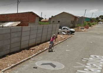 Após ameaçar mulher com faca, homem pula muros para fugir da polícia, em Goianésia