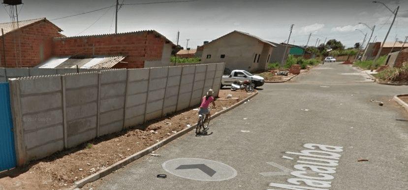 Após ameaçar mulher com faca, homem pula muros para fugir da polícia, em Goianésia