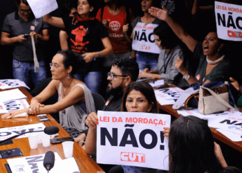 Após arquivamento no Senado, Escola Sem Partido é proposto em Goiás