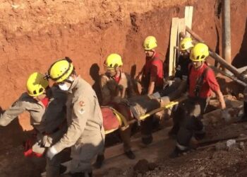 Após mais de 4 horas, bombeiros resgatam operário que foi soterrado, no Balneário Meia Ponte