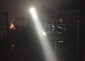 Bombeiros socorrem vítimas de incêndio em fábrica de vassouras, em Nerópolis