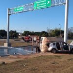 Carreta com etanol tomba sobre carro em rotatória próxima ao Aeroporto de Goiânia
