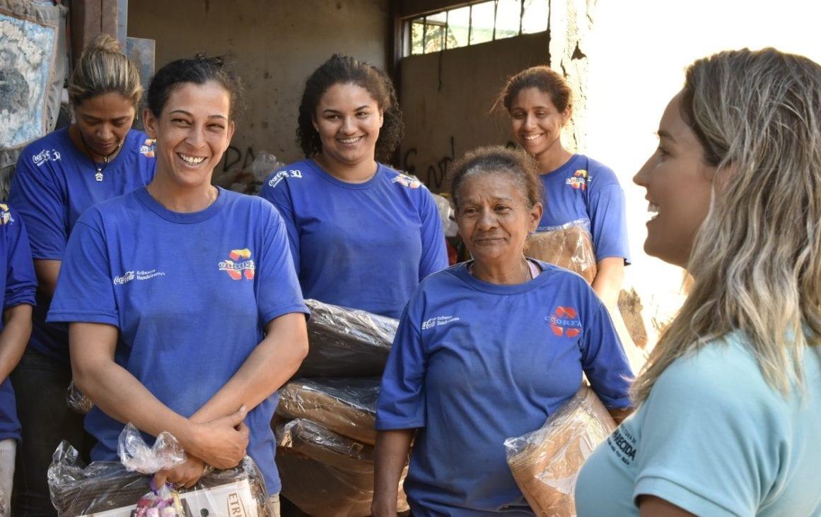 Cobertores e agasalhos são entregues a mulheres de cooperativa de reciclagem de Aparecida de Goiânia