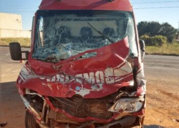 Em Goianésia, mecânico sai para testar viatura dos Bombeiros e colide em caminhão