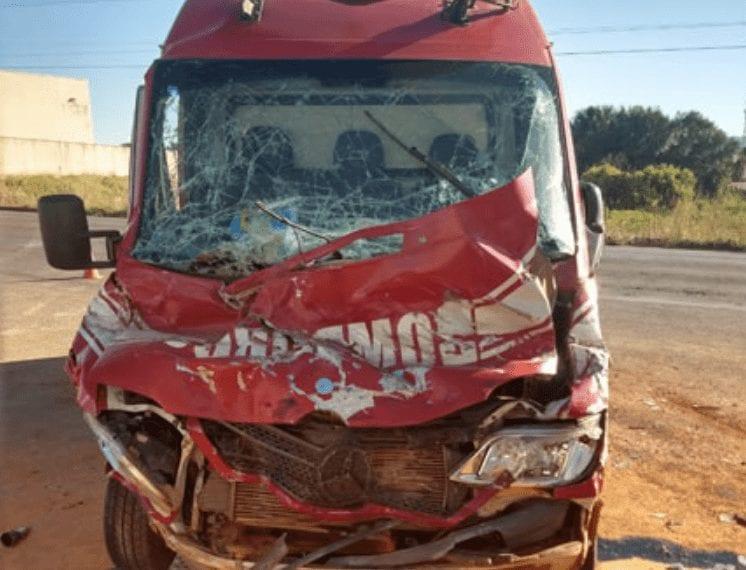 Em Goianésia, mecânico sai para testar viatura dos Bombeiros e colide em caminhão