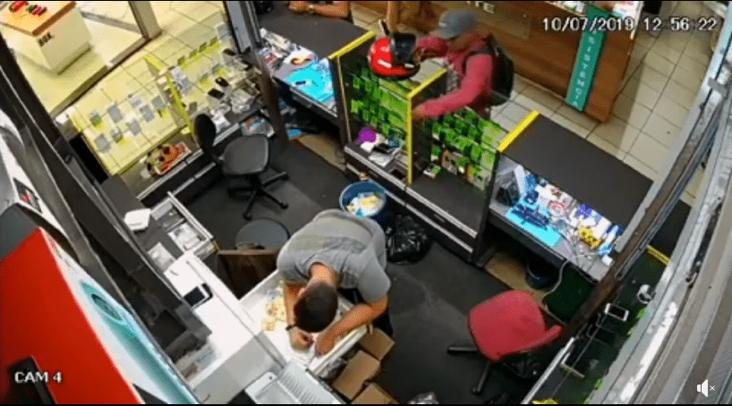 Homem aproveita distração de vendedor para roubar, no Camelódromo de Campinas; veja vídeo
