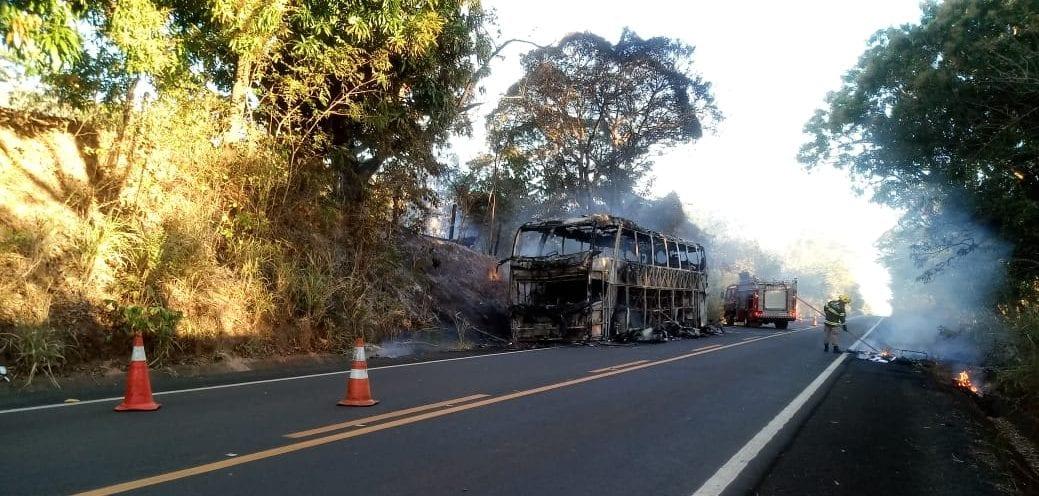 Incêndio destrói ônibus de viagem, na GO-060; passageiros saem ilesos