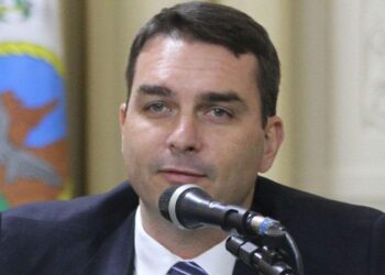 Ministério Público investiga contas eleitorais de Flávio Bolsonaro