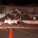 Motociclista morre ao bater em muro e ser arremessado em árvore seca, em Goiânia