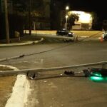 Motorista bate em casal de moto e derruba semáforo na Avenida 85, em Goiânia