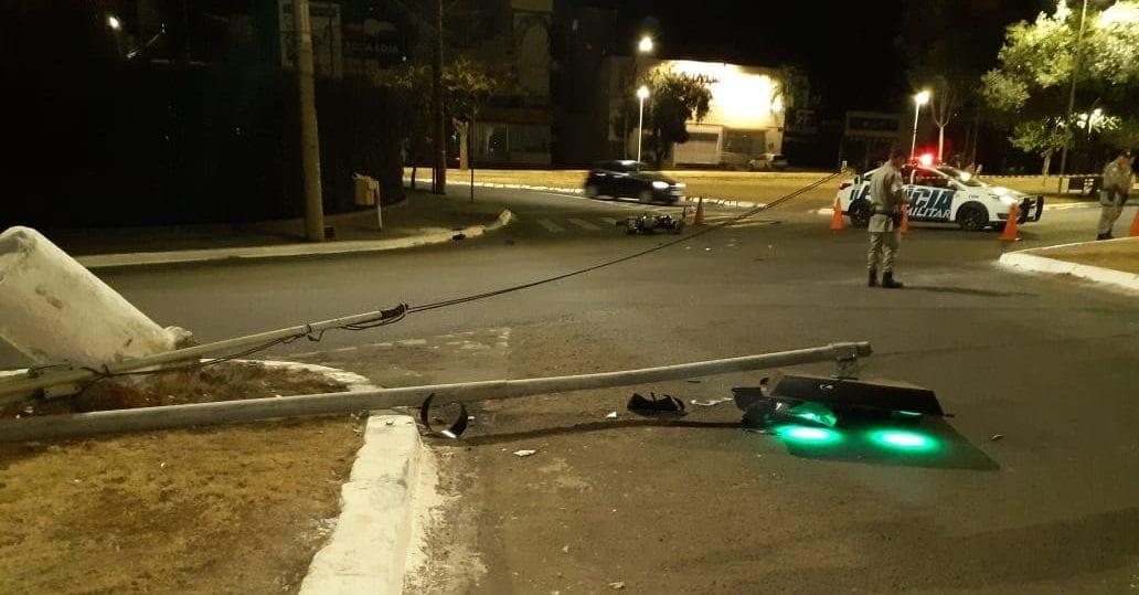 Motorista bate em casal de moto e derruba semáforo na Avenida 85, em Goiânia