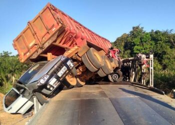 Motorista é ejetado de carro em acidente na ponte do Exército, na GO-060, em Goiás