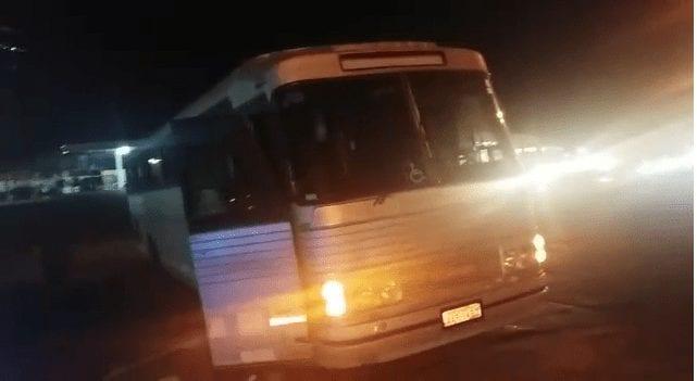 Passageiros esperam mais de 12h por condução após ônibus clandestino quebrar, em Goiânia