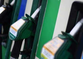 Petrobras reajusta litro do diesel em R$ 0,081, em média, a partir desta terça