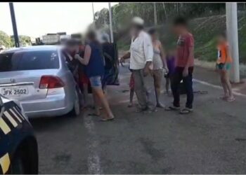 PRF flagra carro com 11 pessoas na BR-060, em Anápolis