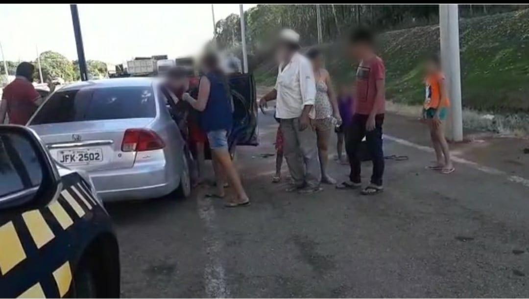 PRF flagra carro com 11 pessoas na BR-060, em Anápolis