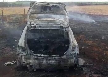 Suspeito em fuga coloca fogo em carro carregado com maconha, em Goiás