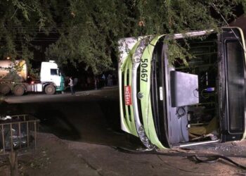 Acidente com ônibus coletivo deixa passageiro morto e feridos graves, em Goiânia