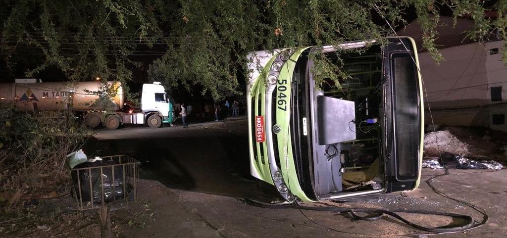Acidente com ônibus coletivo deixa passageiro morto e feridos graves, em Goiânia