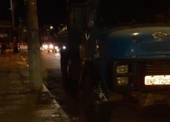 Acidente entre caminhão e moto causa morte, no Setor Sul, em Goiânia