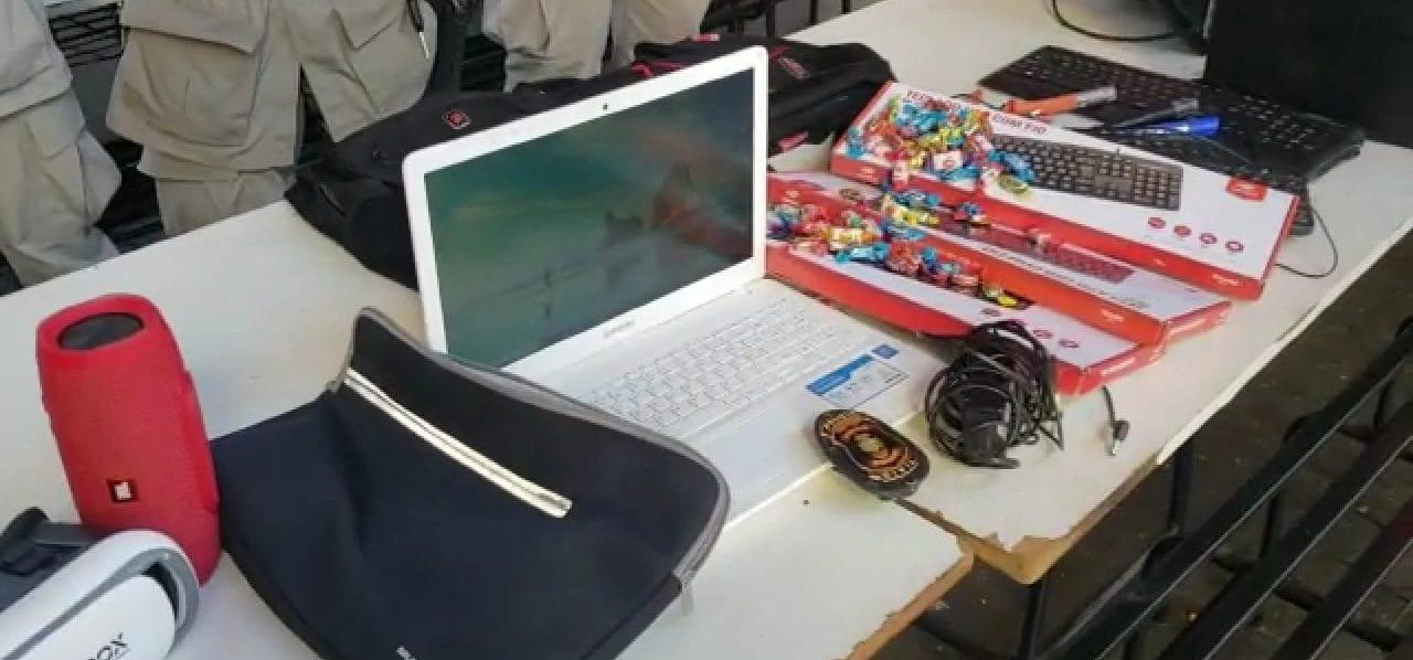Após vandalizar colégio, criminosos furtam eletrônicos, materiais e até balinhas, em Goiânia
