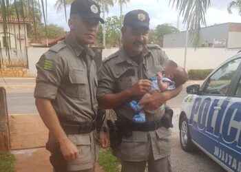 Bebê engasgado é salvo por policiais em Brazabrantes
