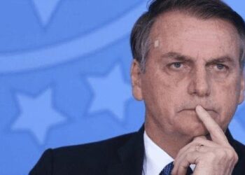 Bolsonaro diz que pode aceitar ajuda, mas exige que Macron 'retire insultos'