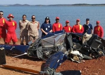 Bombeiros retiram destroços de helicóptero do Lago das Brisas, em Buriti Alegre