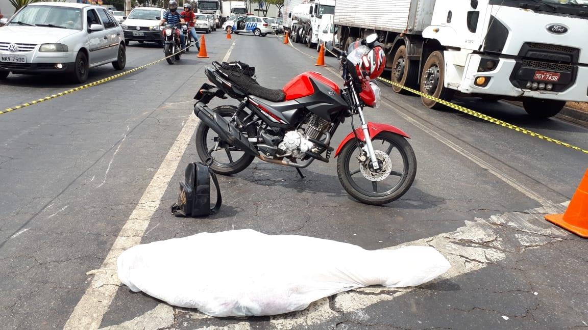 Caminhão passa em cima de motociclista de 49 anos, na Avenida Perimetral, em Goiânia