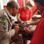 Criança é socorrida, em Minaçu, após ficar porca de parafuso presa no dedo