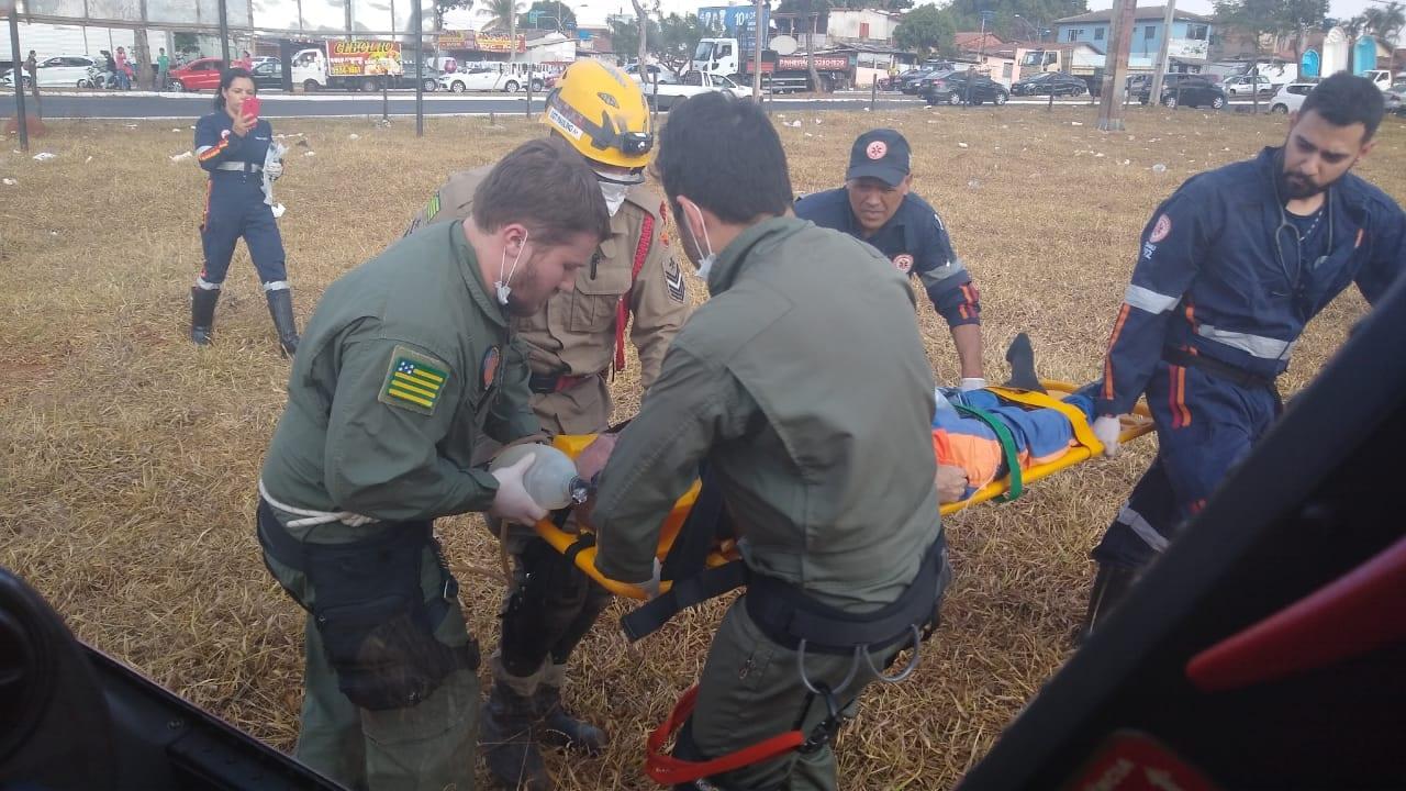 Duas pessoas ficam gravemente feridas em acidente na Perimetral, em Goiânia