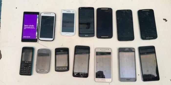 Dupla arremessa 14 celulares por cima de muro de presídio, em Catalão