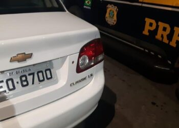 Homem adultera placa do próprio carro para fugir de fiscalização, em Santa Maria (DF)