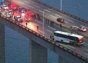 Homem mantém reféns em ônibus na Ponte Rio-Niterói