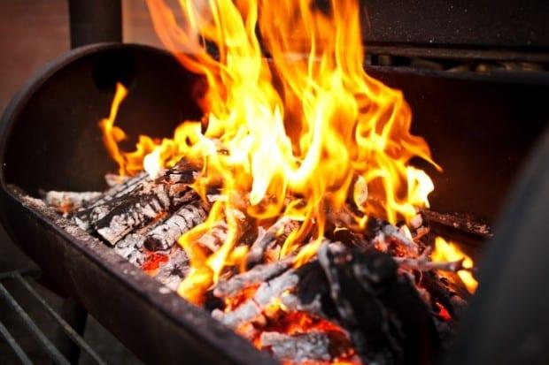 Homem tem 80% do corpo queimado ao fazer churrasco, em Goiânia