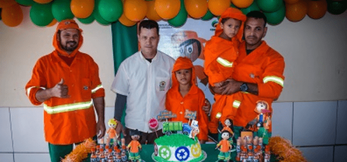 Irmãos fazem festinha de aniversário com o tema Garis, em Goiânia