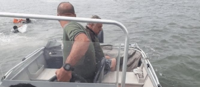 Lancha vira com turistas e chefe de cozinha morre no mar em Cananeia (SP)