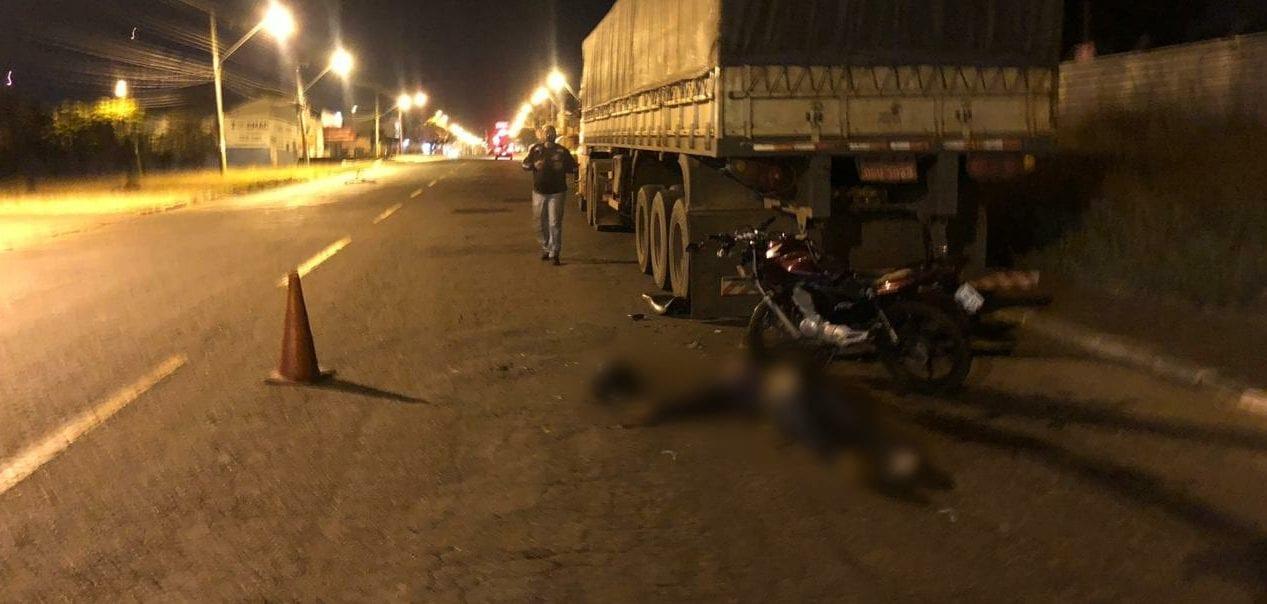 Motociclista morre ao bater na traseira de caminhão, no Balneário Meia Ponte, em Goiânia