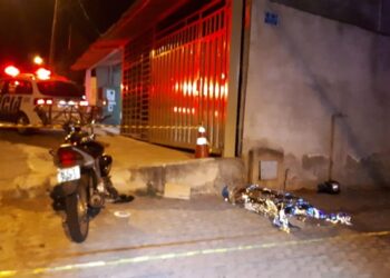 Motociclista perde controle da direção, bate em muro e morre, em Goiânia