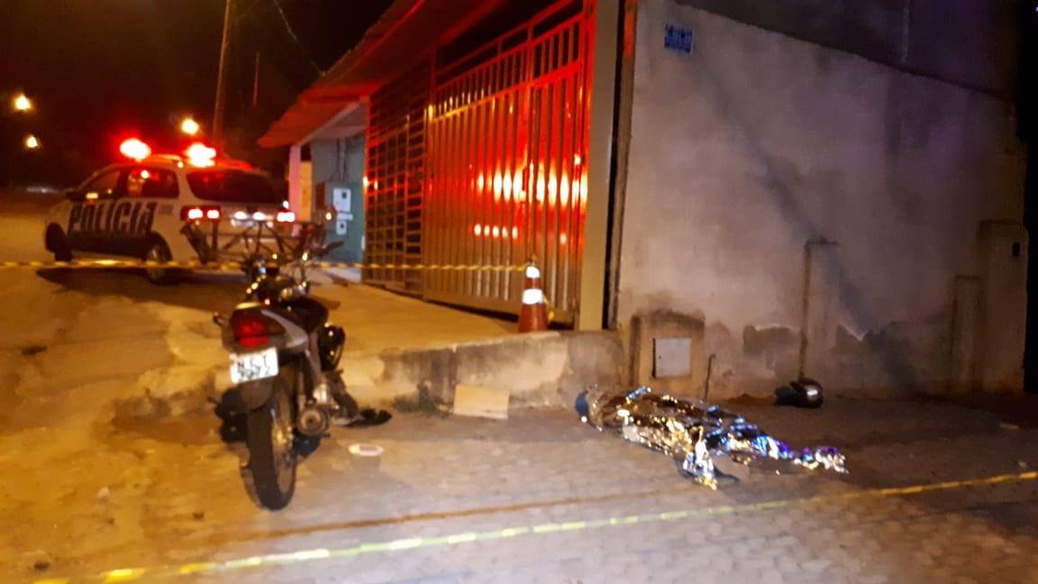 Motociclista perde controle da direção, bate em muro e morre, em Goiânia