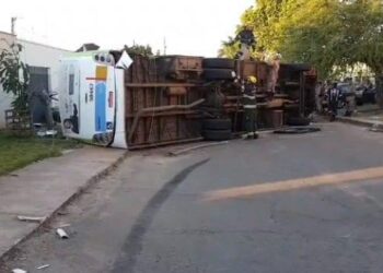 Ônibus coletivo de Goiânia tomba após batida com carreta; há feridos