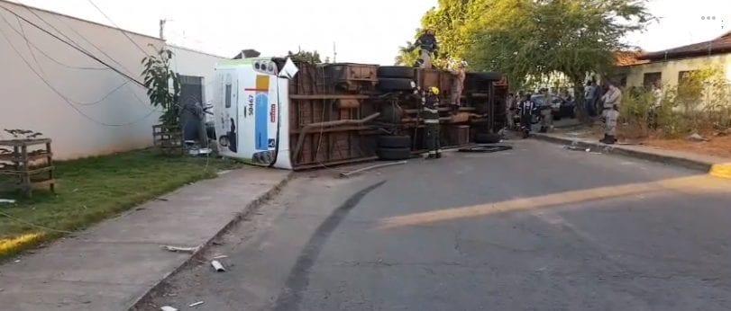 Ônibus coletivo de Goiânia tomba após batida com carreta; há feridos