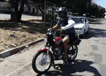 PRF flagra motociclista dirigindo com braço engessado, em Abadiânia
