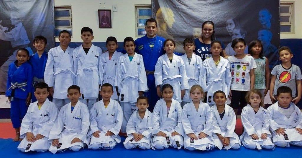 Projeto Sesc Esporte em Ação realiza entrega de 80 kimonos para crianças no Guanabara