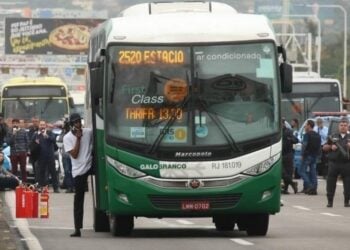 Sequestrador ameaça colocar fogo em ônibus, Ponte Rio-Niterói segue interditada