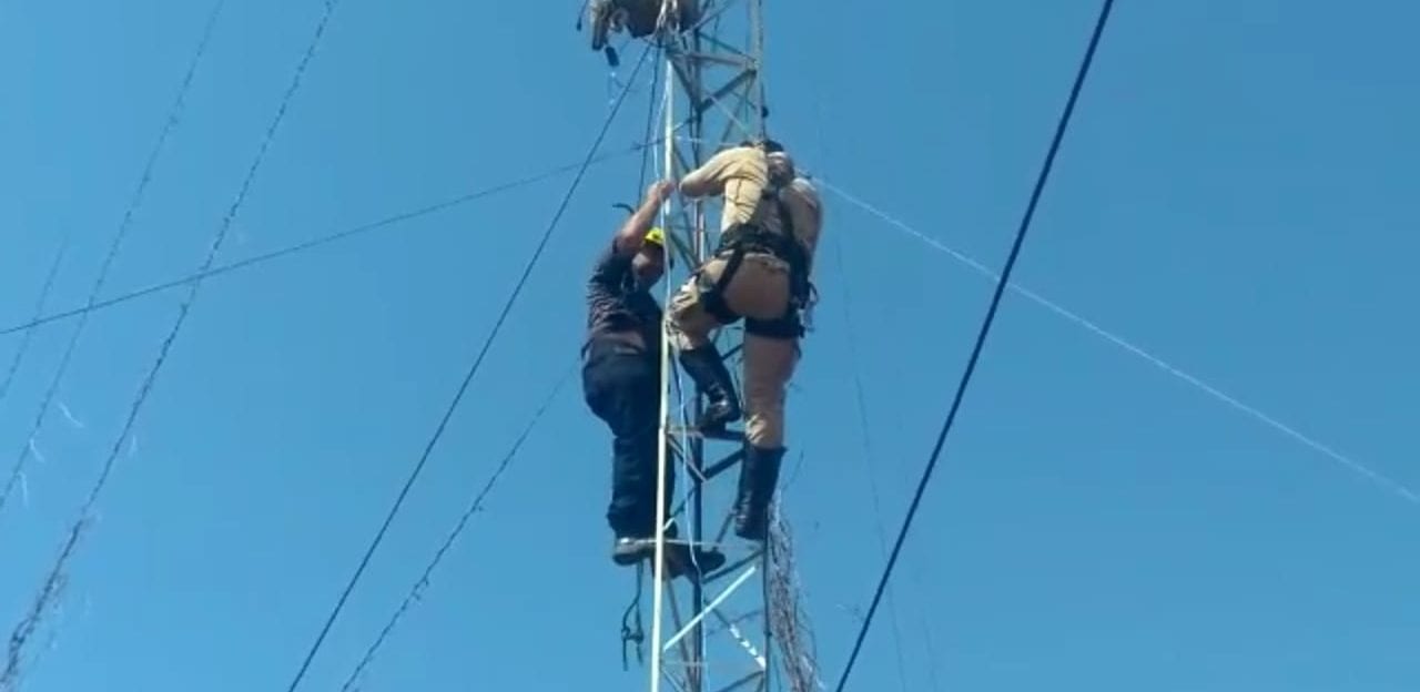 Técnico é resgatado após levar choque em torre telefônica, no interior de Goiás