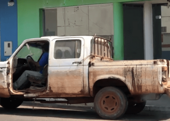 Vídeo mostra caminhonete sucateada da Prefeitura de Caçu circulando sem porta