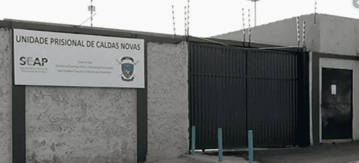 Vigilante penitenciário leva dois tiros de colega no presídio de Caldas Novas