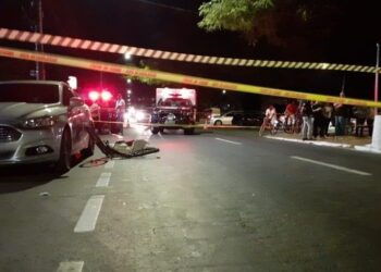 Adolescente morre atropelado após "pegar rabeira" em caminhão, em Goiânia